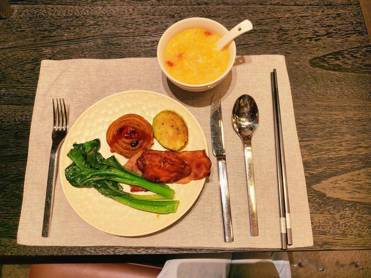 不怕你们笑话，我活了三十年了，第一次住1000多块一晚的酒店。
以前吧，也偶尔出