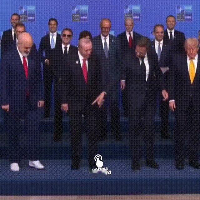 吕特成了特朗普的私人秘书，在北约峰会上，他如影随形，跟着特朗普寸步不离，在拍照环