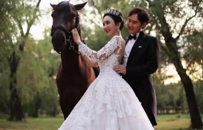 冯雷何昊阳已结婚八年冯雷何昊阳婚纱照  何昊阳晒和冯雷婚纱照，两人于2018年结