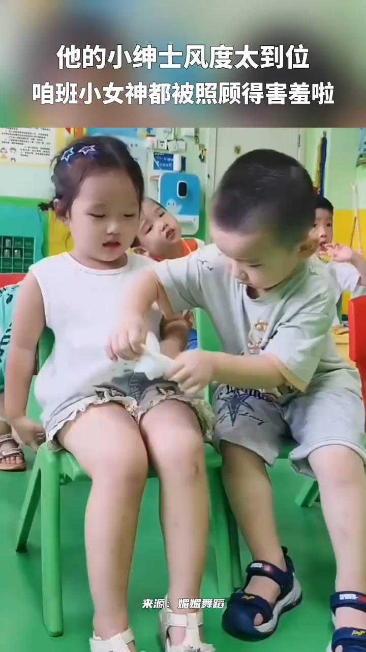 他的小绅士风度太到位，咱班小女神都被照顾得害羞啦。
来源：蝙媚舞蹈。