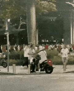 这明显是防卫过当，而且是严重过当。
 
一、为啥是过当
 
大叔只打了一拳/一巴