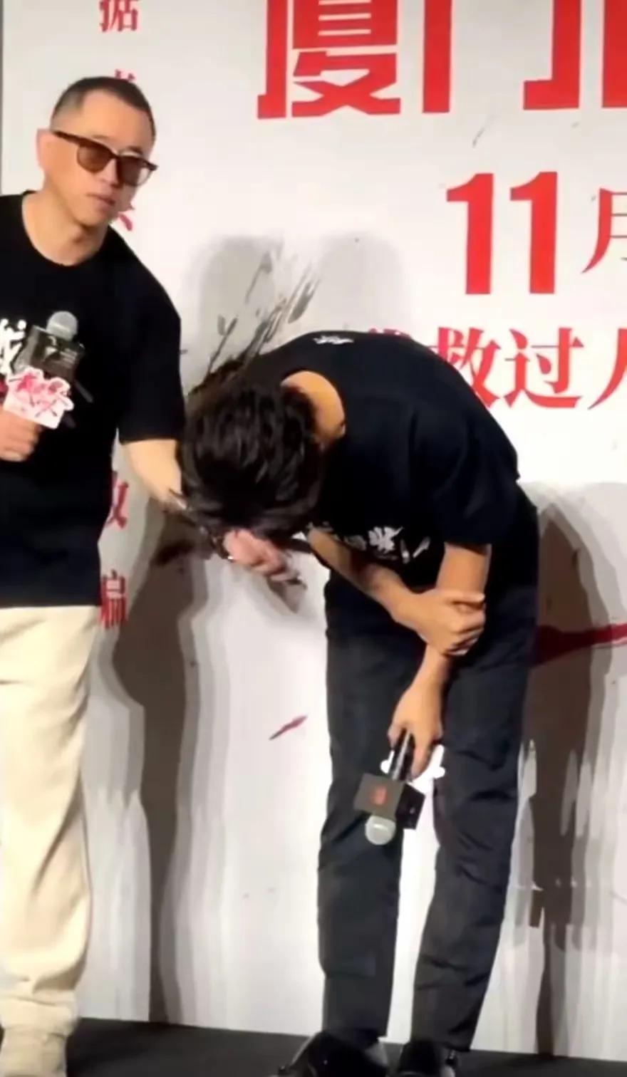 开始的时候还表现的很豁达，现在豁达不起来了吧！

 黄晓明因为叶柯的影响没有消除