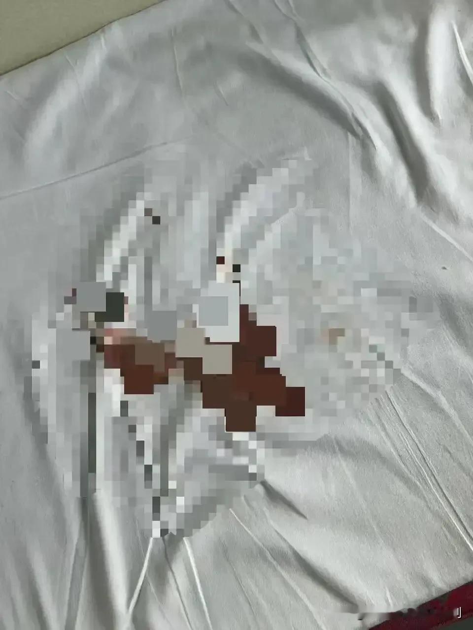 何苦为难女人？甘肃兰州，一女子坐火车卧铺，正睡着觉，突然来月经。她没带卫生巾，火