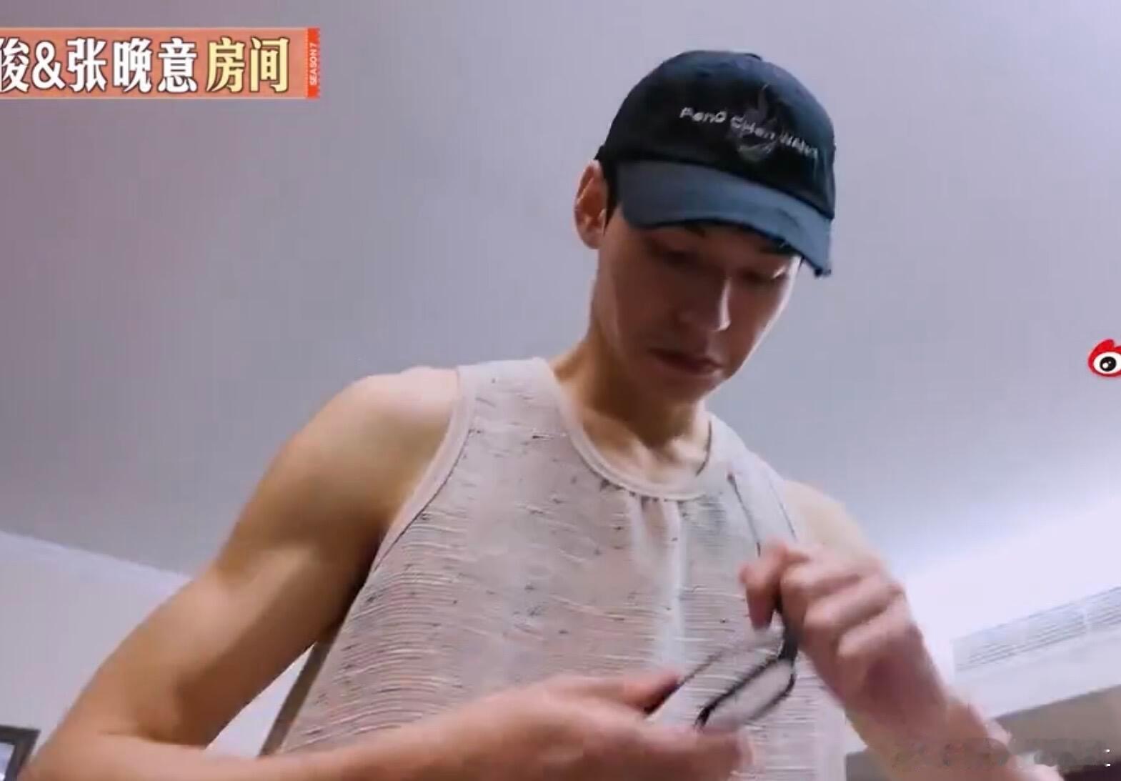 龚俊一胳膊能放倒我 要不怎么说还得是龚俊，这胳膊一出来，我瞬间的感受就是龚俊一胳
