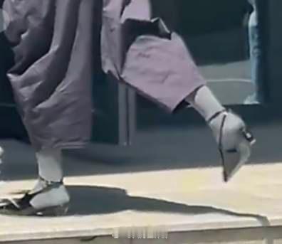 单依纯唯爱丑鞋子国乐无双 📸国乐无双录制花絮太有趣，单依纯沉迷丑鞋子不能自拔，