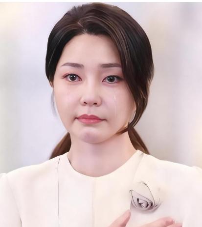 韩国最新消息！4月8号那天，首尔的法院里法官敲了一下法槌，前总统尹锡悦的妻子金建