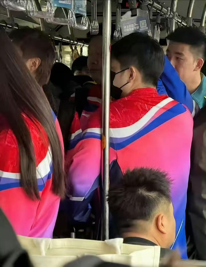 11月4日，樊振东终于现身了，身穿上海队全运会队服，还跟马特一起，估计是动身前往