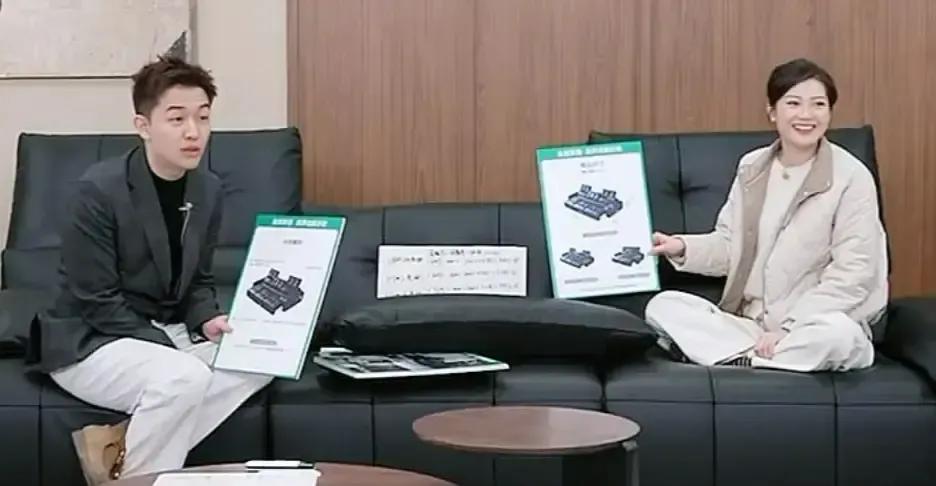 盼盼和董董在直播间聊陪娃写作业，一句“八点准时开战”把我笑到手机掉地上。
俩前老