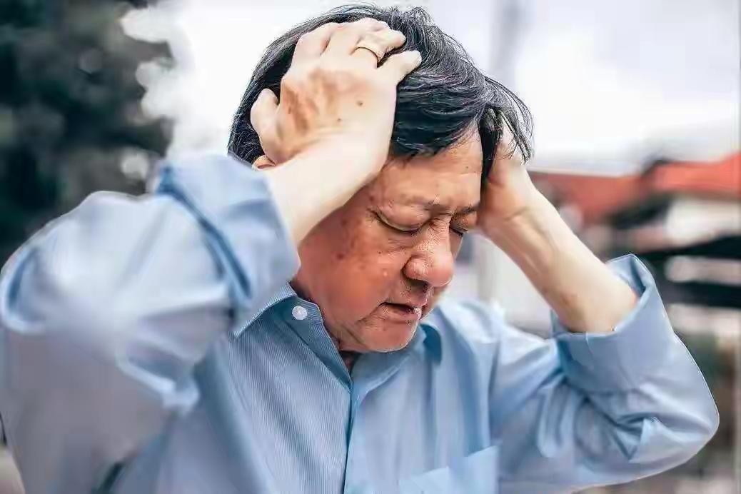 医生紧急提醒：脑梗前兆根本不是嘴唇发紫！若频繁出现这 4 种“小毛病”，赶紧去医