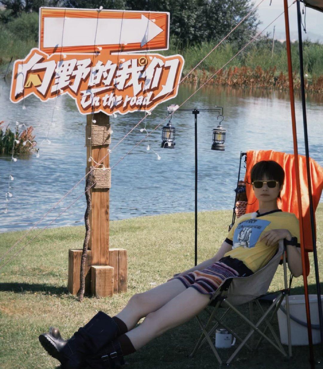 李宇春玉米黄OOTD李宇春玉米黄OOTD🈶，好适合夏天的颜色，李宇春胳膊晒黑了
