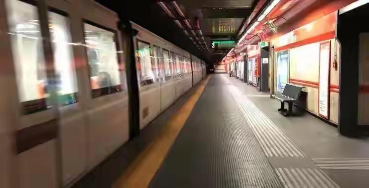 裤兜里那27欧元，是我在罗马最后的体面。凌晨三点，特米尼火车站台阶冰凉，我蹲在那