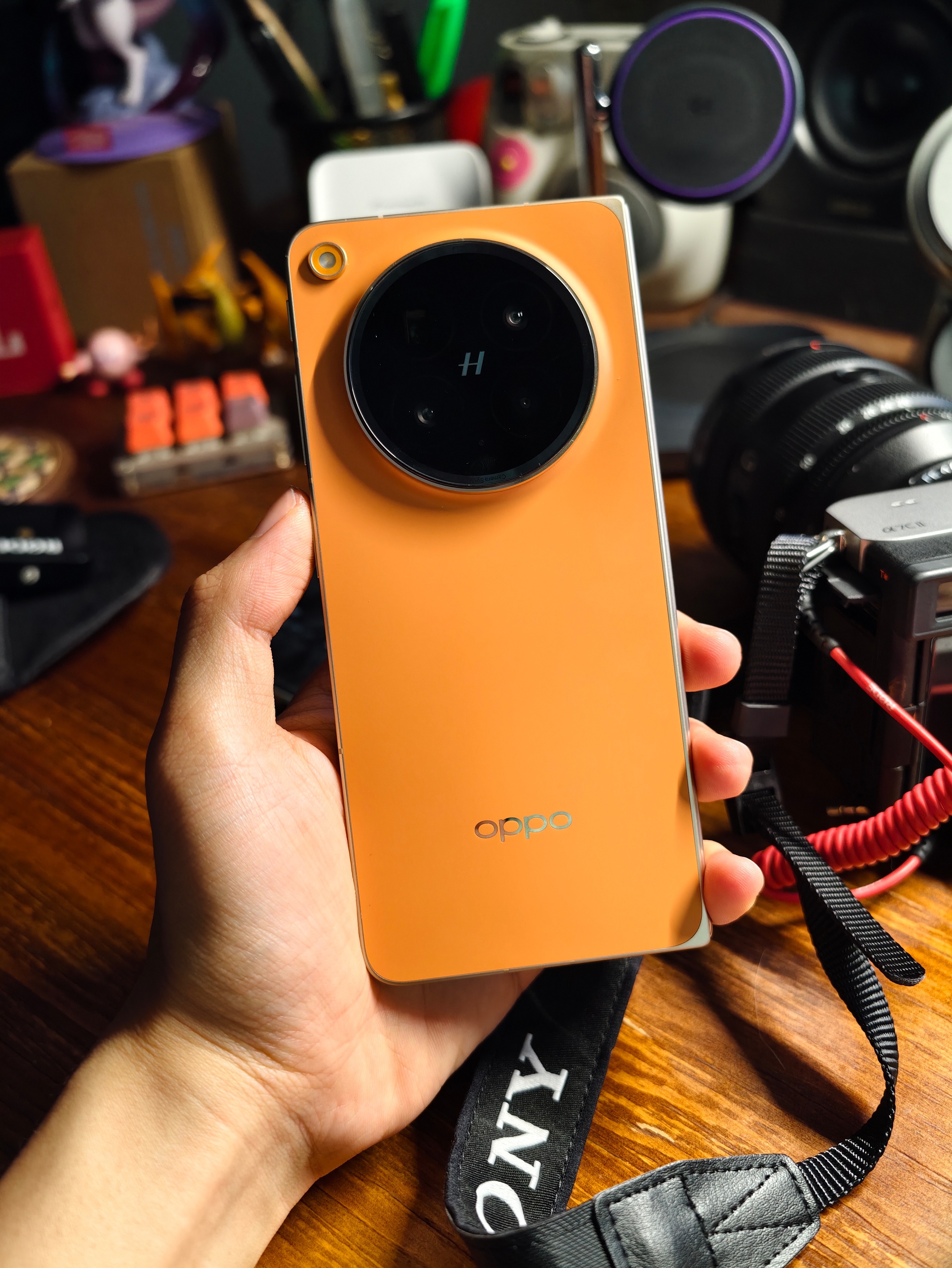 金橙OPPO Find N6，导完数据晚上回家再慢慢玩，亲眼看到真机这么夸张的折