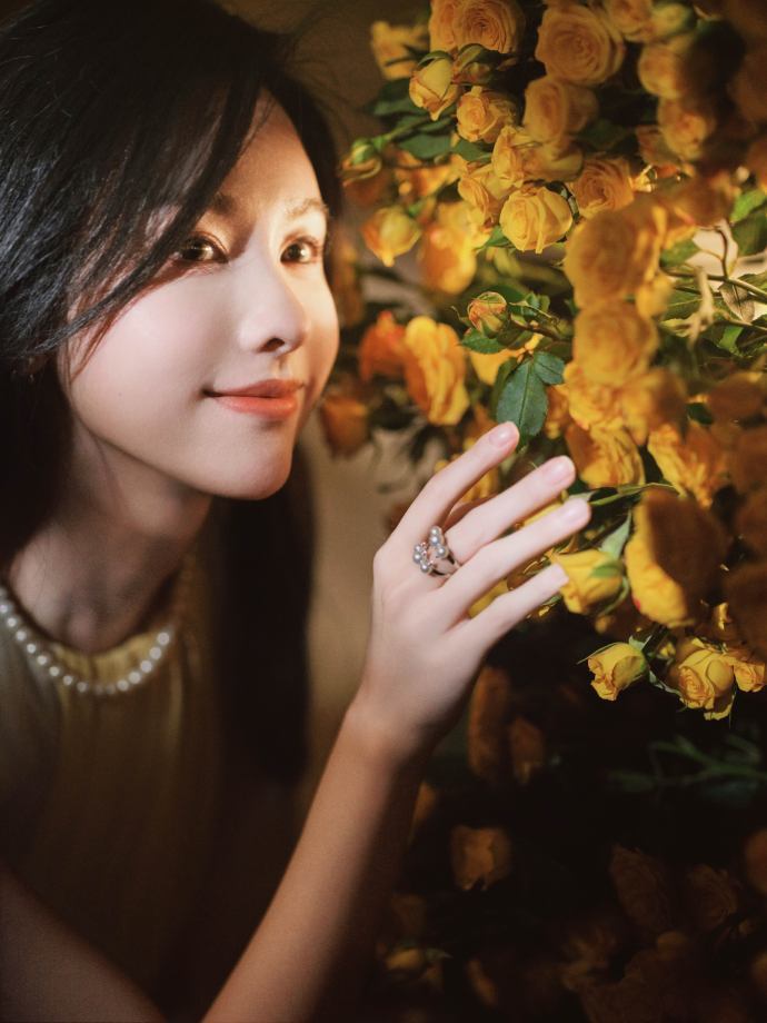 #陈都灵影版花千骨# 黄白拼接挂脖裙，明媚温柔黄玫瑰，好美啊嘟嘟~💛 #我的潮