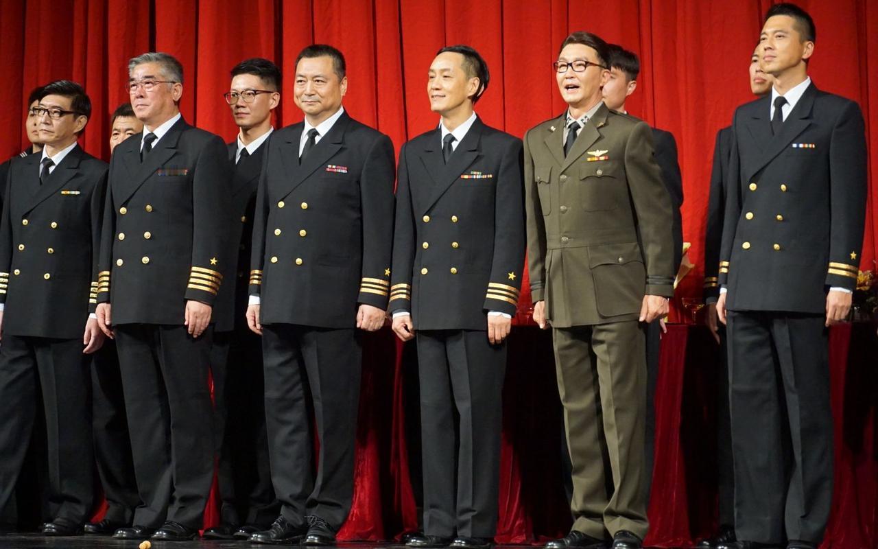 这张照片是北京人民艺术剧院经典话剧《哗变》的谢幕合影：

我一眼就认出了戴着眼镜