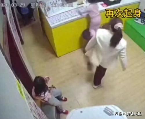 “真坏，欺负4岁的小孩干什么？”河南，一个4岁的小女孩，自己一个人去汉堡店里购买