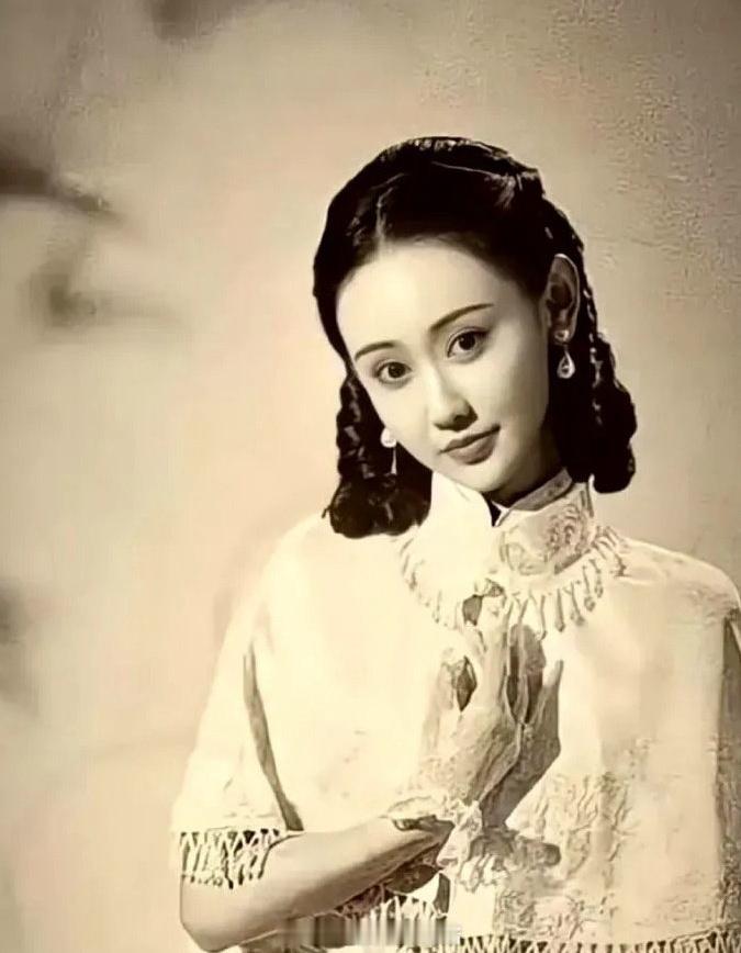 原来吴彦姝不是老了才优雅，她年轻的时候就是优雅的代名词了 ​​​