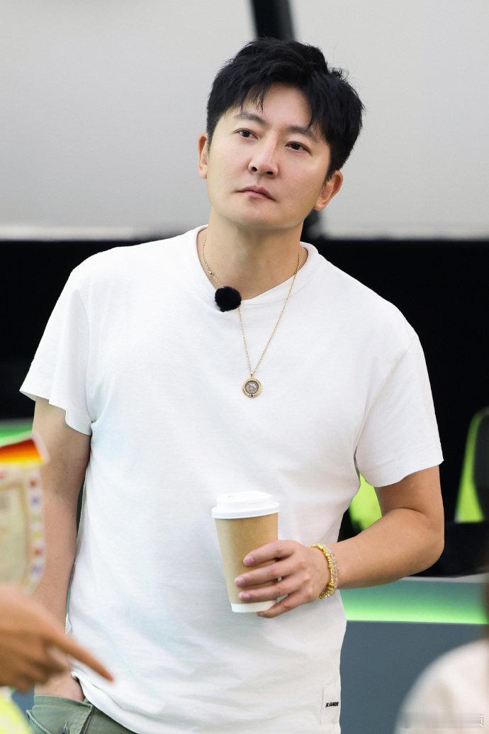 郭京飞的嘴宛如实时弹幕 郭京飞一开口就是名场面，接梗抛梗无缝切换，反应速度快得离