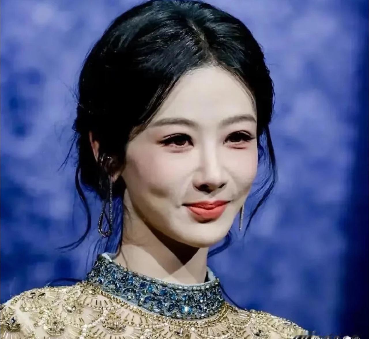 “杨紫现在真的不能碰了？
” 看到新剧照，我心头一紧。
曾经那个《家有儿女》里鬼