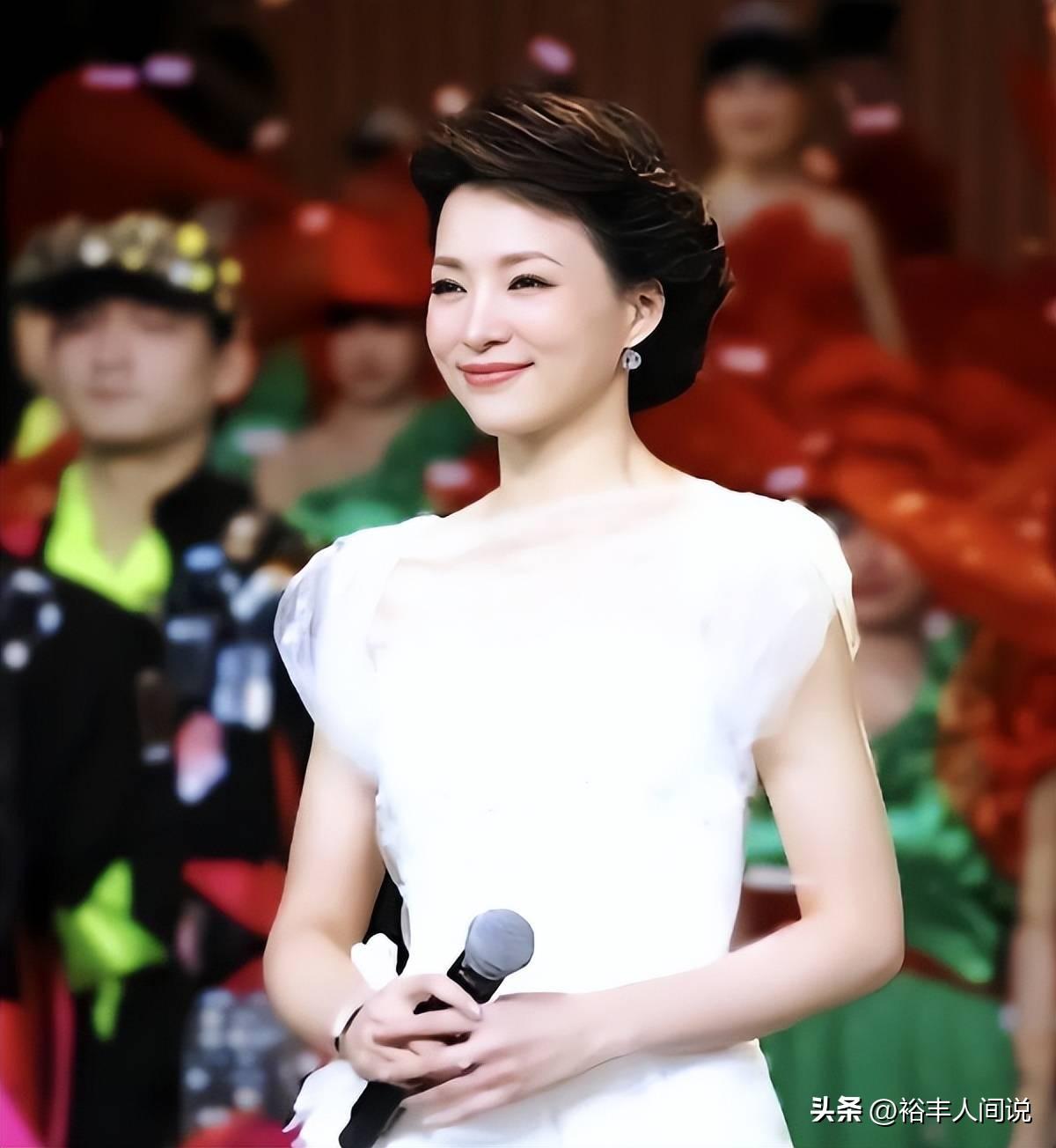 董卿母亲金路德去世，父亲撰写长文悼念亡妻，字字句句都透着爱意。
据悉，董卿母亲金