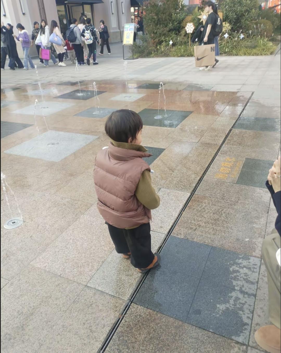 之前我天天早上熬小米粥配大米，锅里蒸苹果红枣，把蛋黄捣碎混在粥里，娃特别爱吃。后