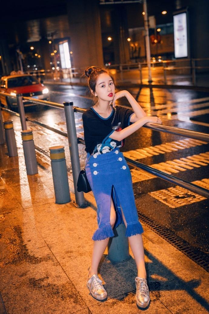 欣宝最新的街拍大片～～迷路的小魔女[笑而不语][笑而不语] ​​​