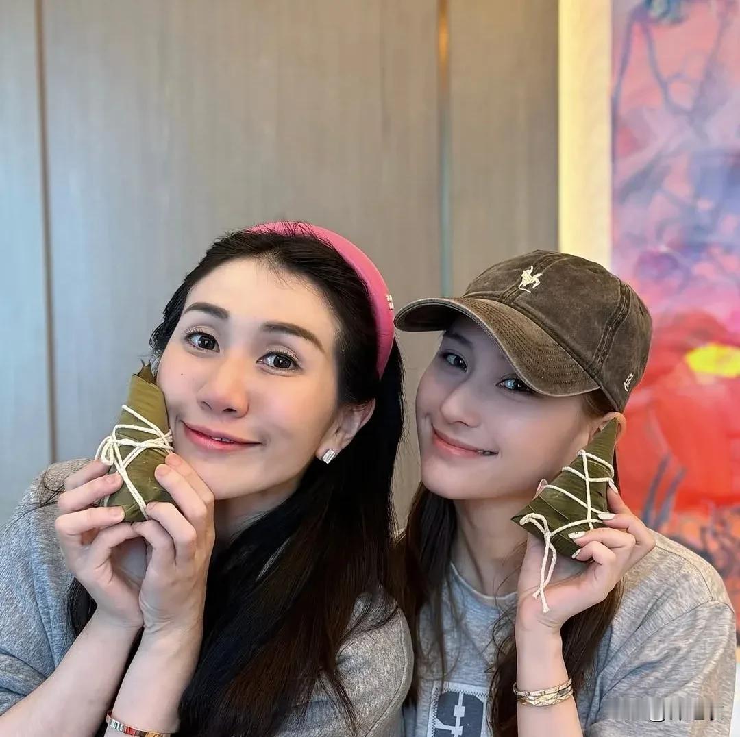 何超盈本人绝对没有媒体宣扬的那么差的 ，因为她的情商高，性格真诚坦率。

跟各房