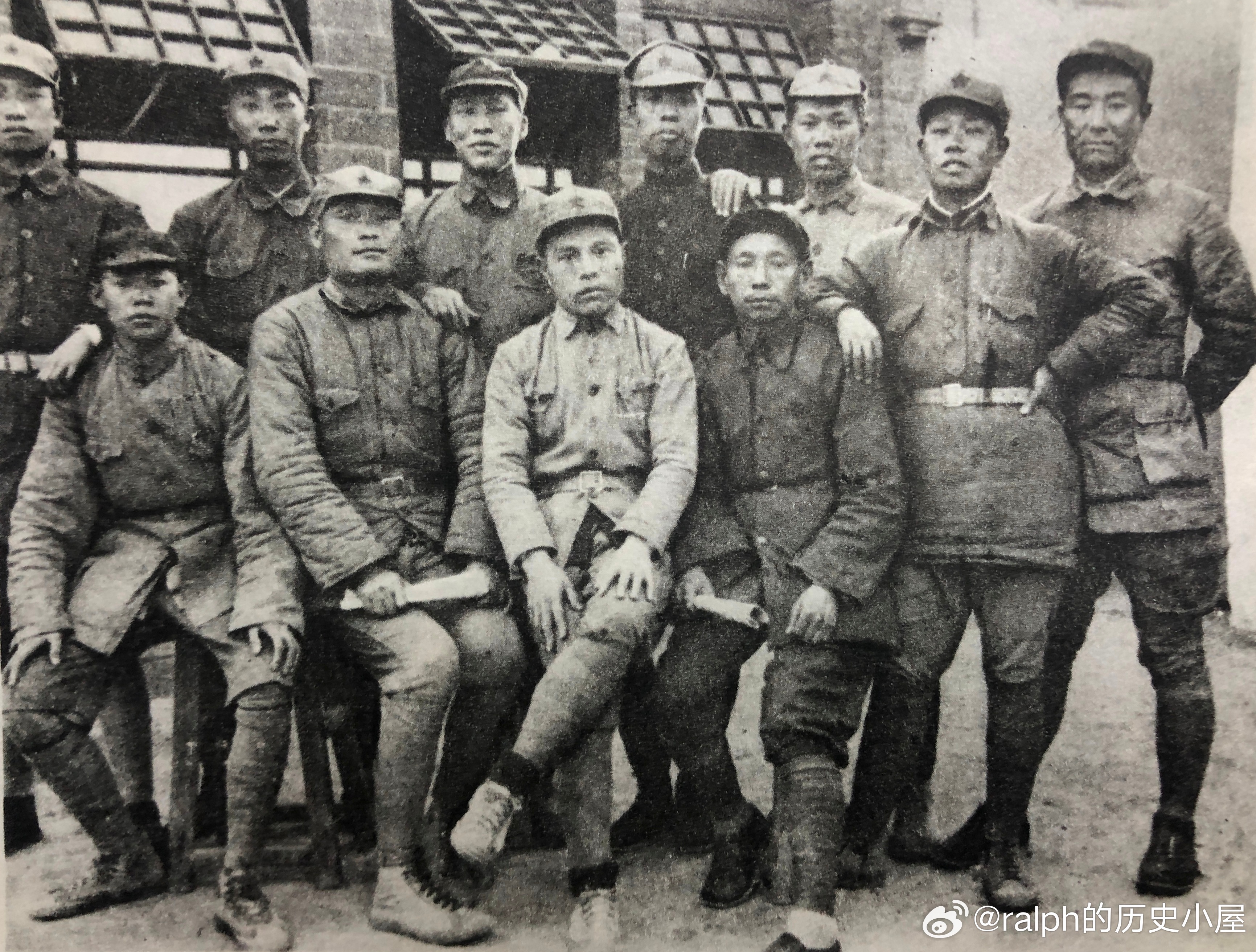 1939年参加闽浙赣斗争部分同志在延安合影，前排左二邵式平、左三乐少华、左四周建