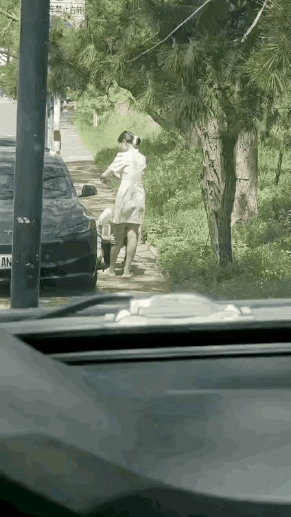 多么体贴的男人，亲自为自己的女人涂防晒霜，就怕晒黑了，有几个人男人能做到呢。