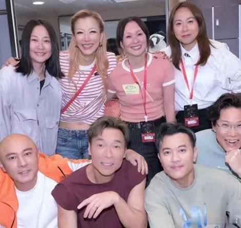 张卫健太太罕见现身，与郑秀文等人合影被指憔悴，两地分居多年 ​​​