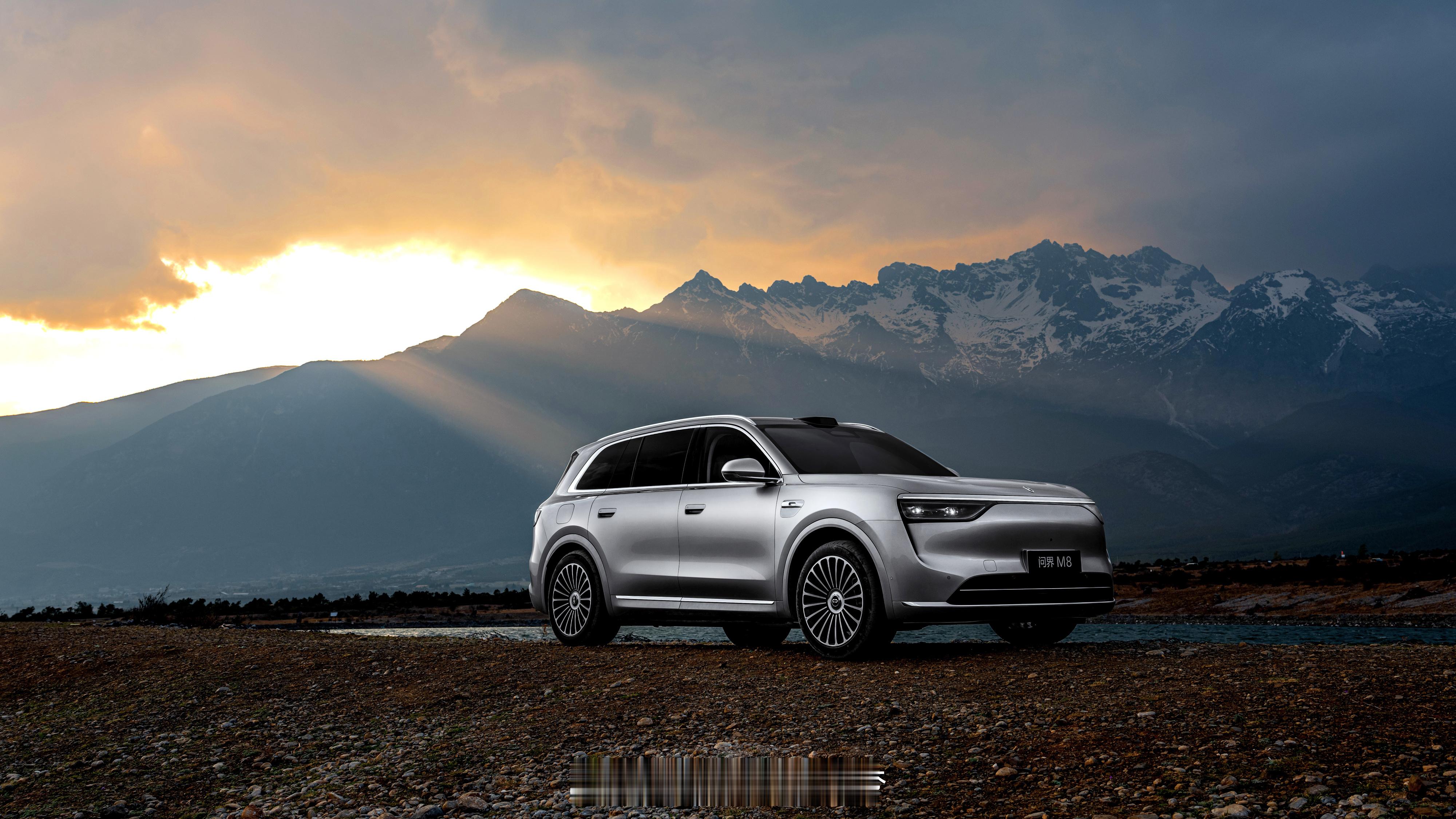 回家的意义此刻具象化了开问界M8回家，就像带着个靠谱又贴心的老伙计。后备箱能塞下