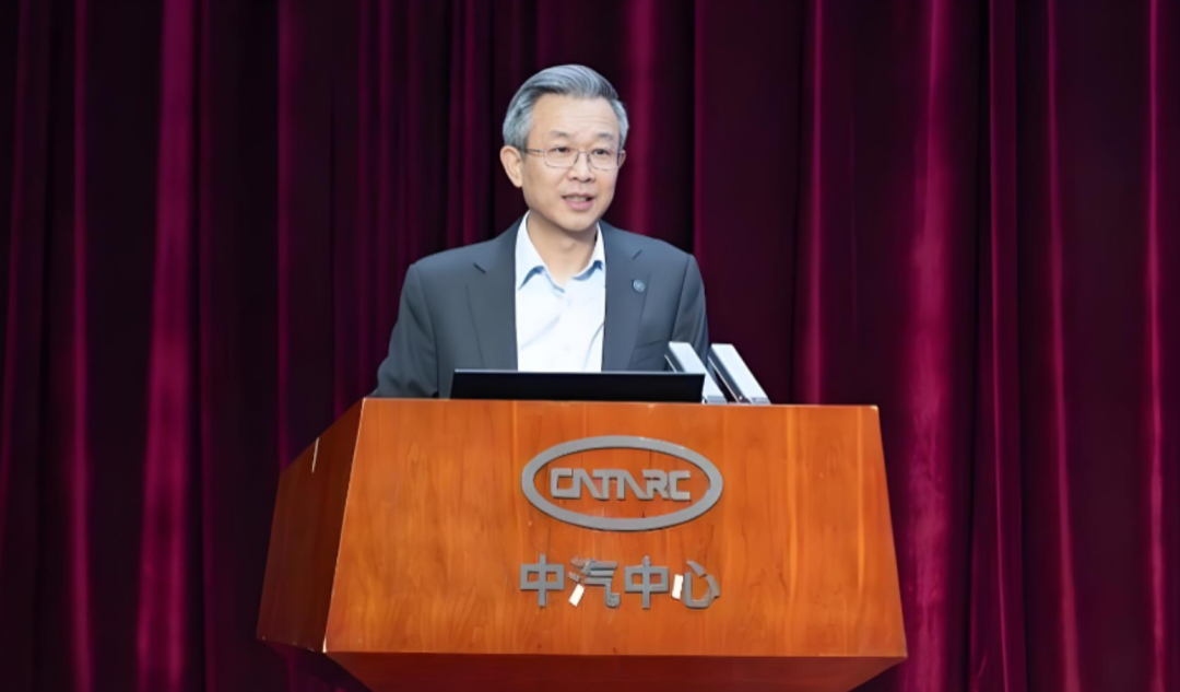 时任中汽中心董事长、党委书记安铁成到龄退休。安铁成曾在一汽、东风任职，担任一汽-
