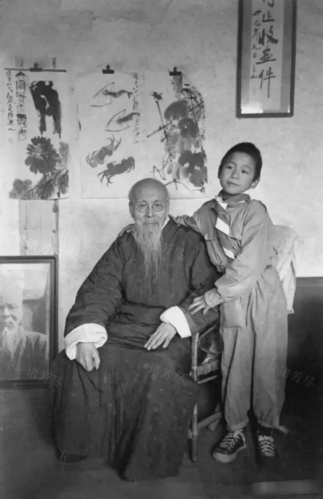 1948年，84岁的齐白石与10岁的儿子齐良末留下了这张珍贵合影，很难想象，齐白