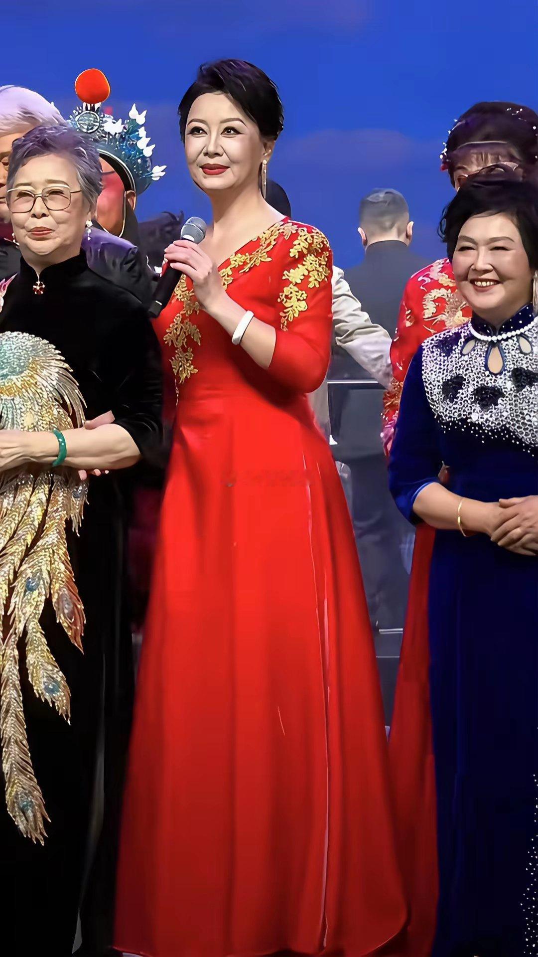 都说年纪大了淡薄名利，怎么在台上还挤起来了呢？ 