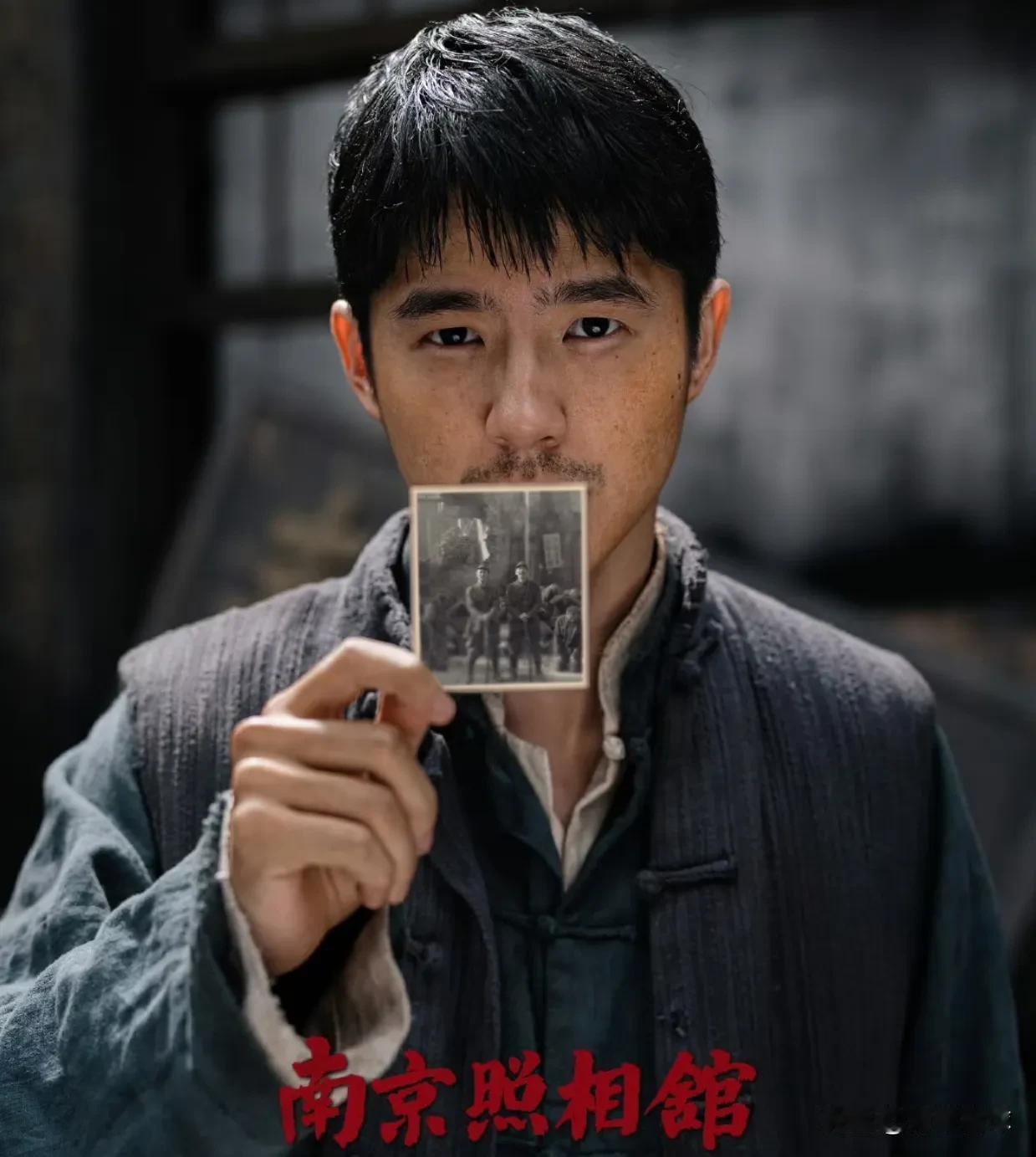 《南京照相馆》最让人泪奔的一幕是，南京百姓的照片与惨案的对比：照片中的姐妹花被凌