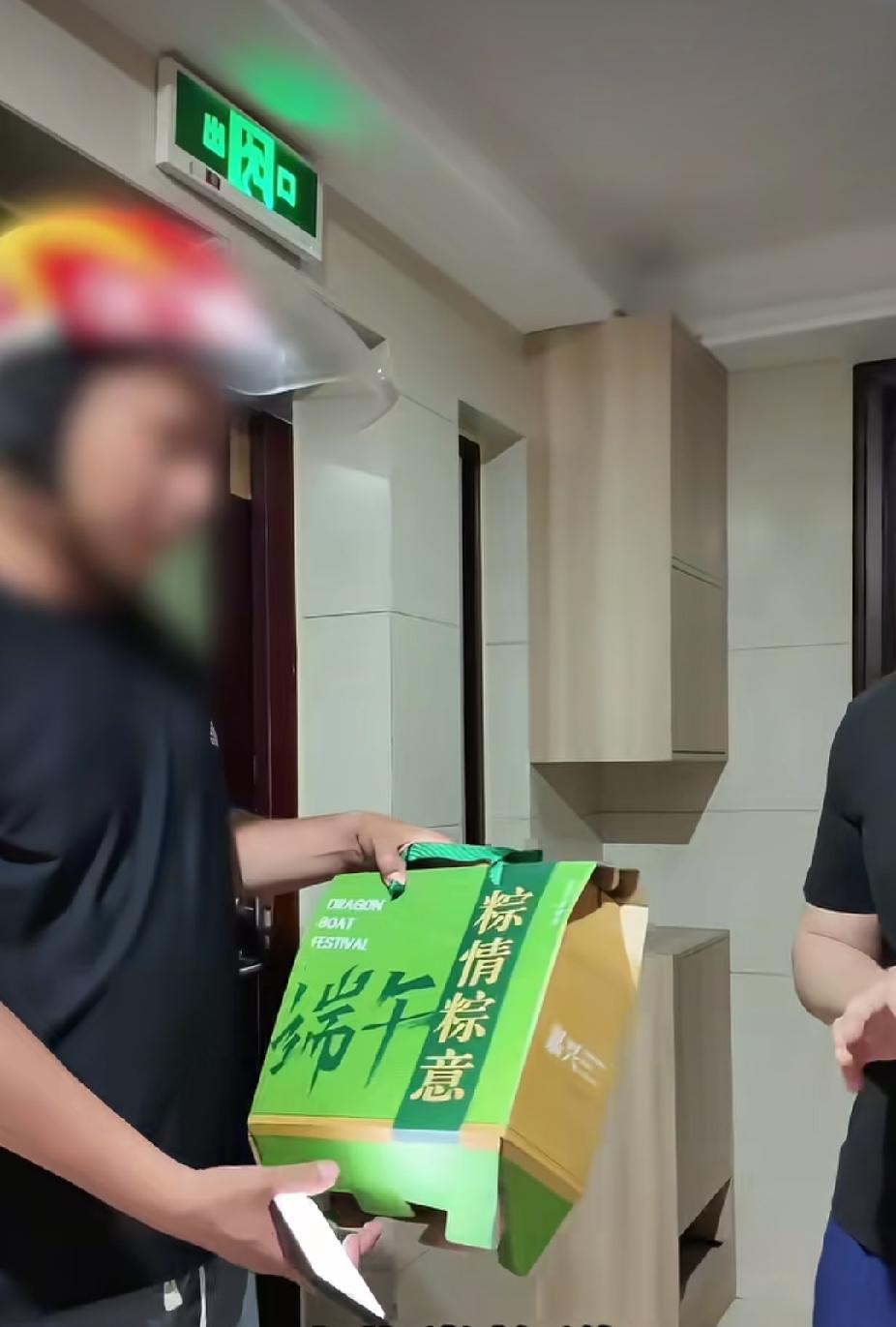 看着站在门口，有些发懵的外卖小哥，女子突然冒出的一句话，却让人忍俊不禁地笑了起来