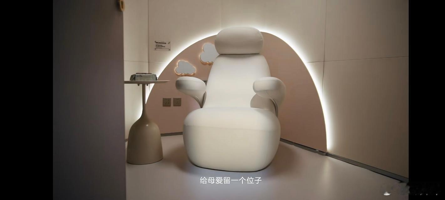 六成妈妈因哺乳不便减少外出给母爱留个位子  最让我鼻酸的是视频里那位背着沉重母婴