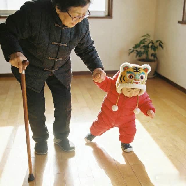 一岁萌娃复刻86岁太姥走路，这一幕藏着血脉里最温柔的传承
 
世间最治愈的画面，