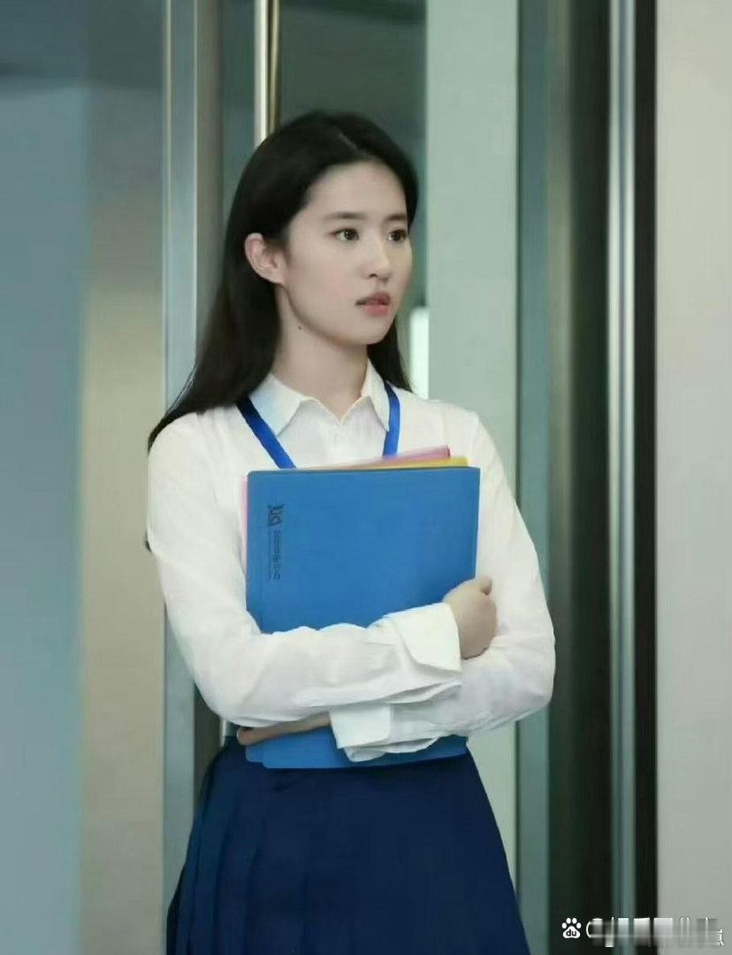 刘亦菲自带清冷天成的气质，穿搭越是素雅简约，越能凸显脱俗颜值，清淡模样美得干净又