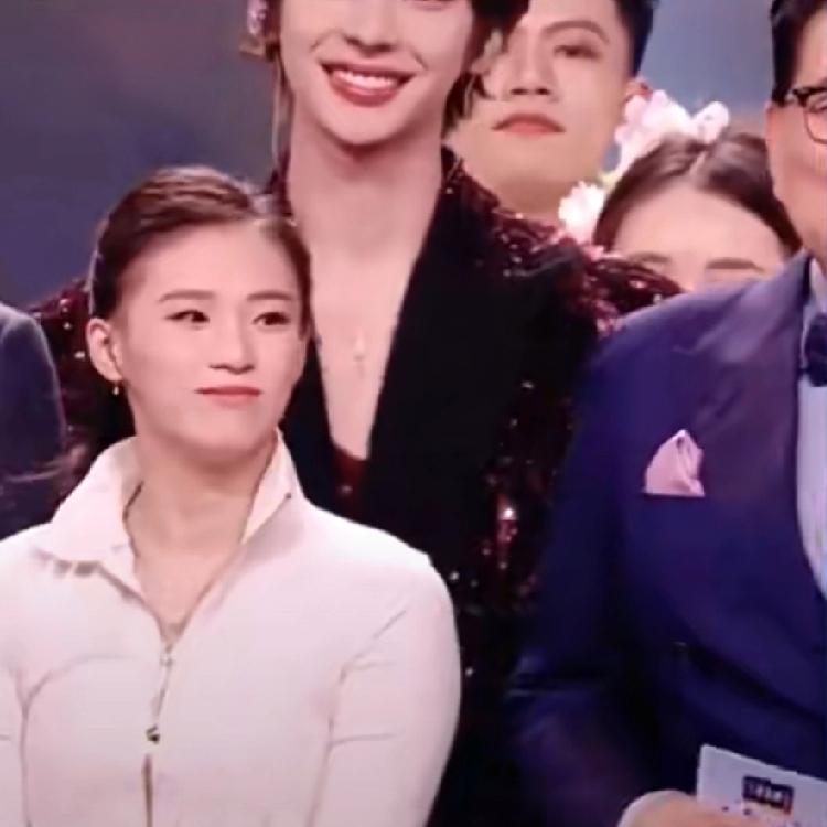 东方卫视跨年夜主持人尴尬了。
     娱乐明星哪点比得上体育明星？
     