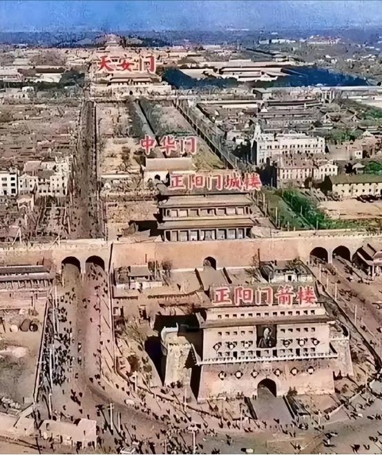 这是天安门原来的样子，事实证明，梁思成和林徽因是有远见的人，可惜，在郭沫若的一再