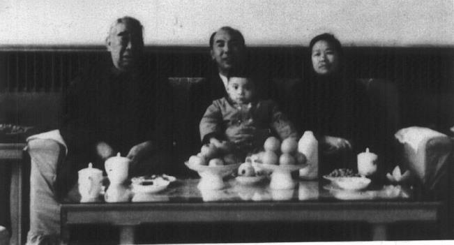 1980年4月,杨国夫在上海住医院期间，接待专程前来看望的日本友人高桥谦吉。左起