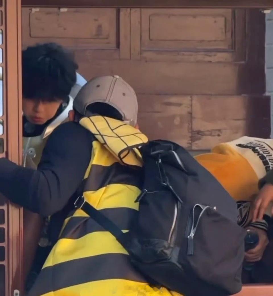 穆祉丞被吓一跳好可爱周五晚高疯被吓成小弹簧了哈哈哈哈，穆祉丞这可爱是不要钱的吗？