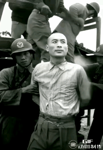 这张图片不是电视剧《沉默的荣誉》剧照，而是聂曦以这样的英雄形象被押往台湾马场町刑