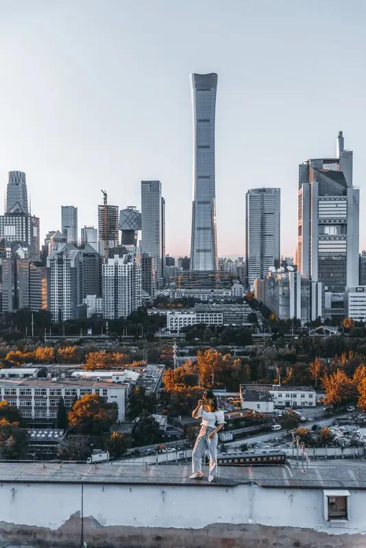 人生低谷时，你还会坚持吗？
 
当写字楼的霓虹照不亮你迷茫的眼，当地铁末班车带走