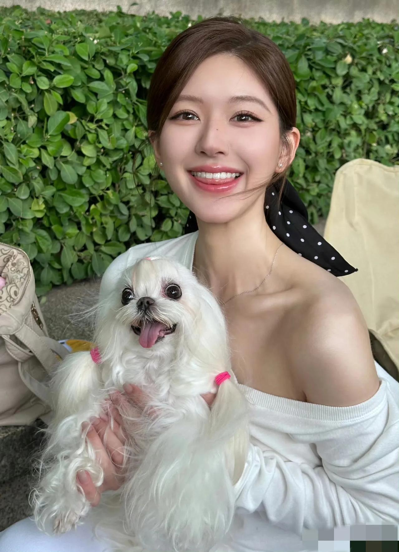 赵露思给粉丝补偿300多元礼物，引发热议！

事情的起因是在九月份的免费线下活动