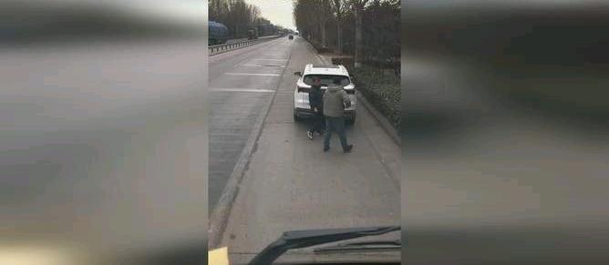 山东，弟弟开货车路过姐姐家，本想只是匆匆路过，没打算停留，不料姐姐得知消息后竟立