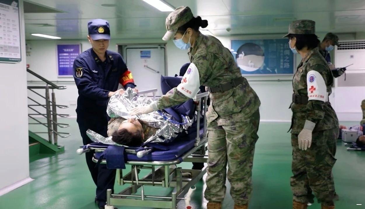 “丝路方舟”号医院船位南海某海域，开展海上实战化卫勤演练。图一可见喷水型工作艇的