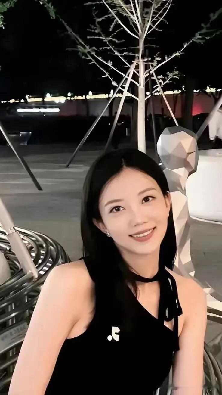 这位女主持人是主持界公认的颜值担当，才貌双全，气质出众，不管是休闲装还是精心打扮