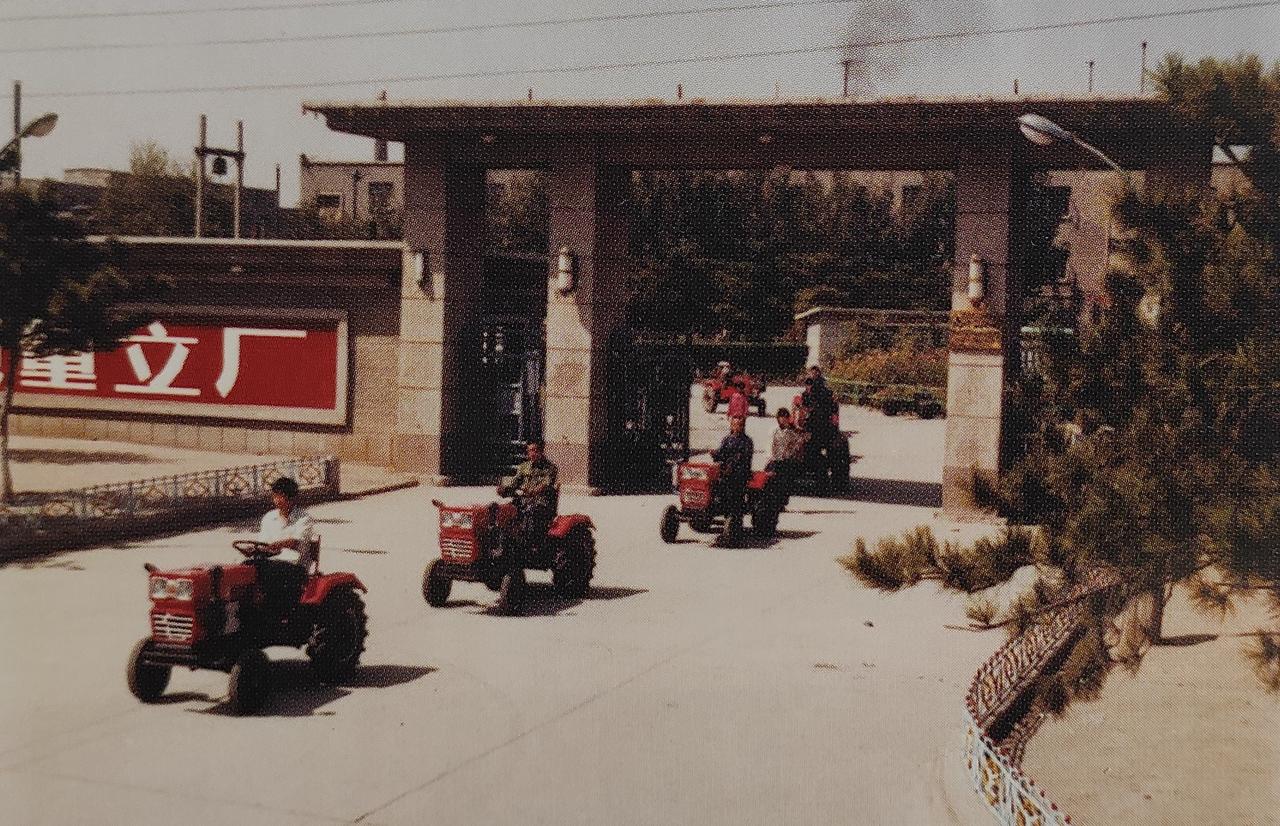 1981年6月，大同齿轮厂生产的小四轮出厂