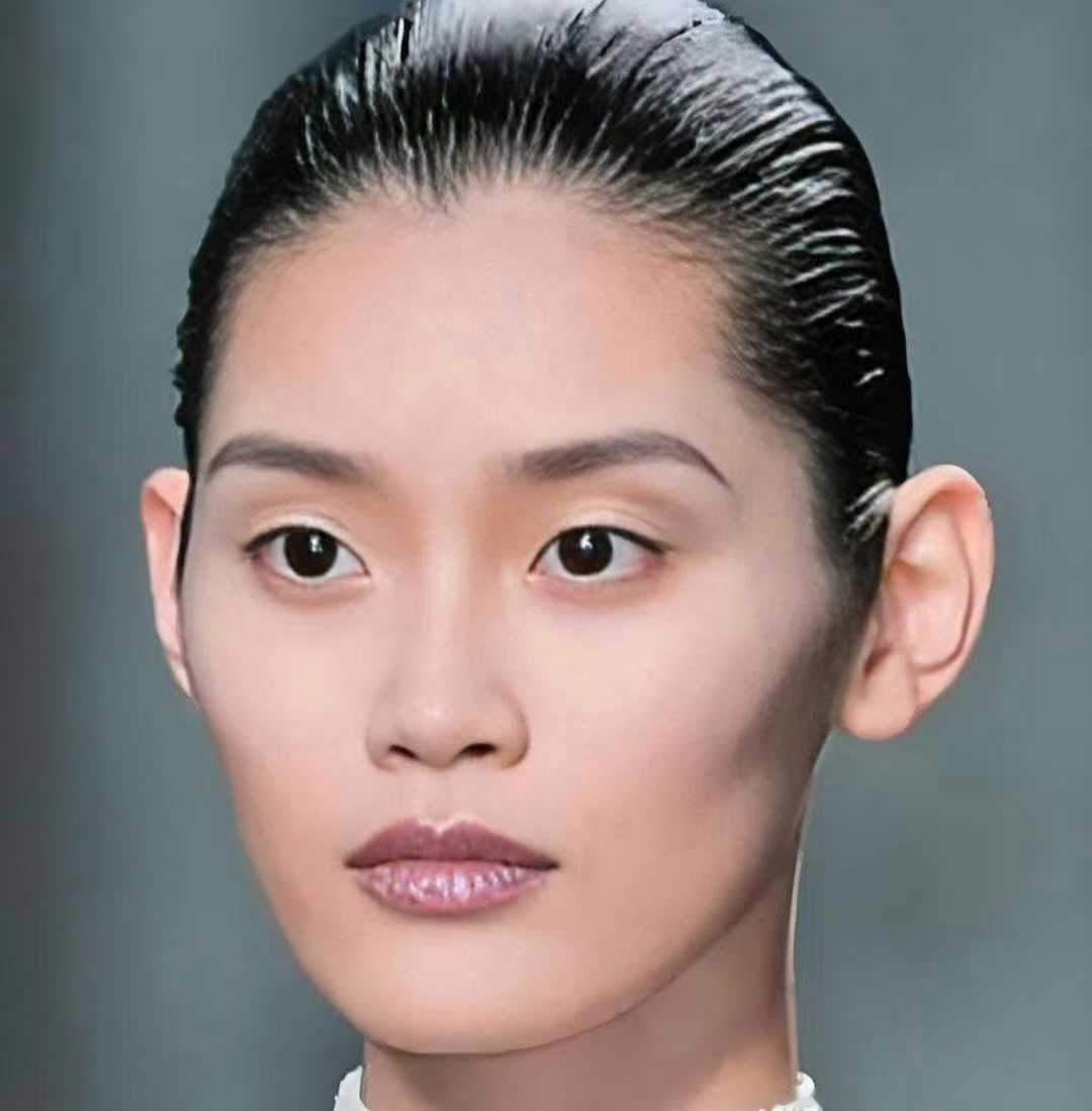奚梦瑶icon与儿子扫街被人拍到，还是奚梦瑶基因强大，儿子长相完全遗传了她。长相